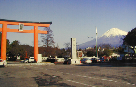 浅間神社の鳥居と富士山